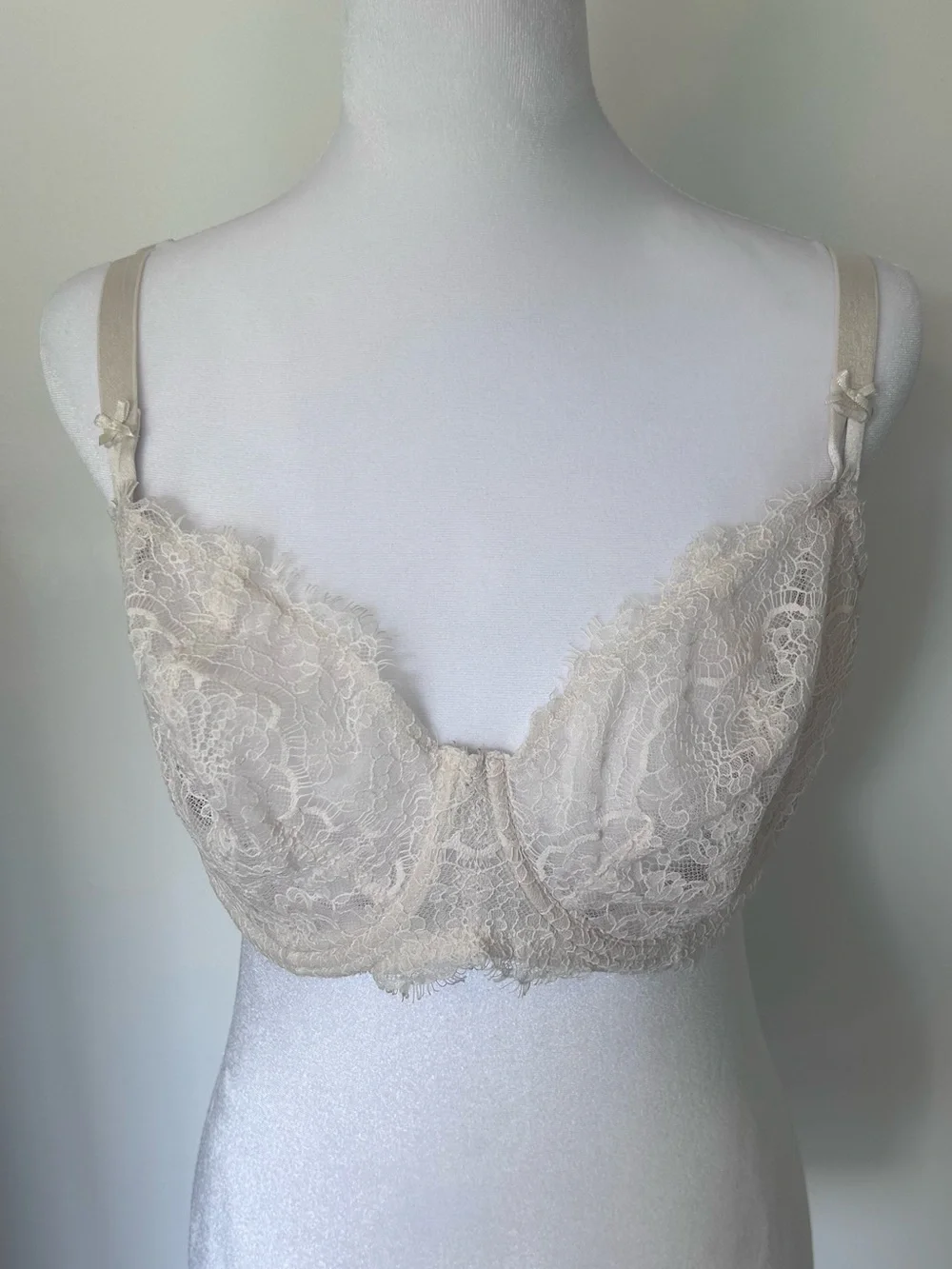 Victoria Secret Lace Underwire Bra in Cream - 36G
